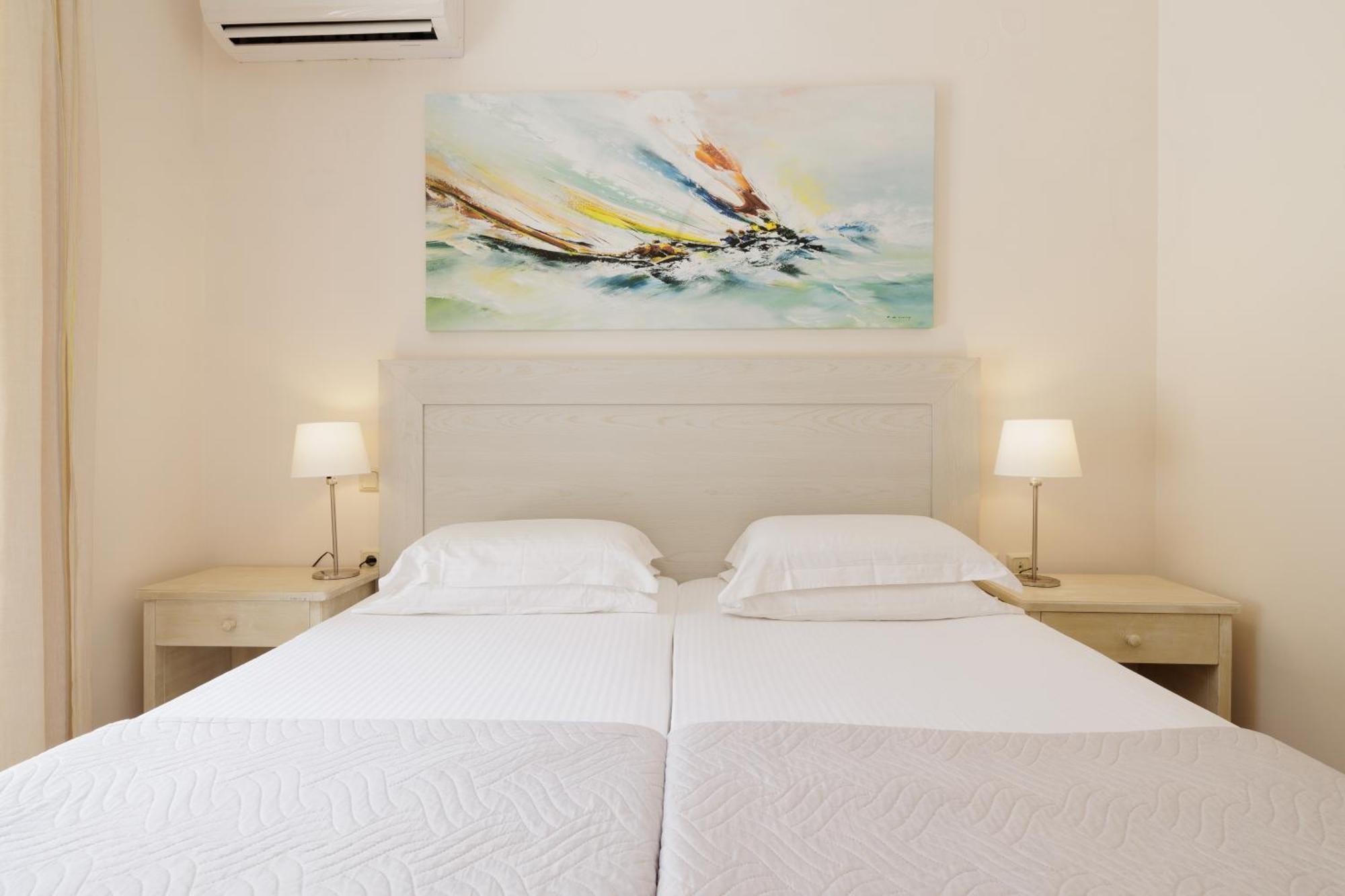 Willa Beachfront Victoras - With Private